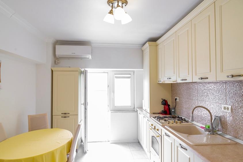 Apartament cu 3 camere decomandat, mobilat în Central