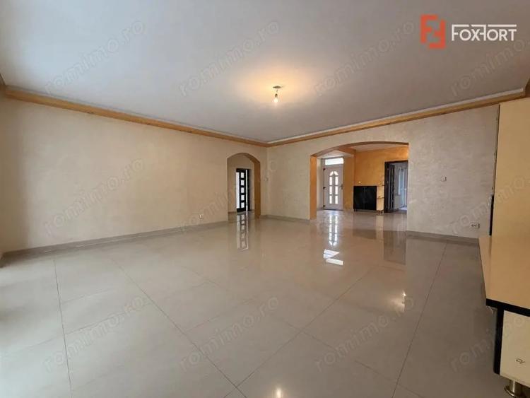 Casă cu 11 camere cu Teren 610 Mp în Central