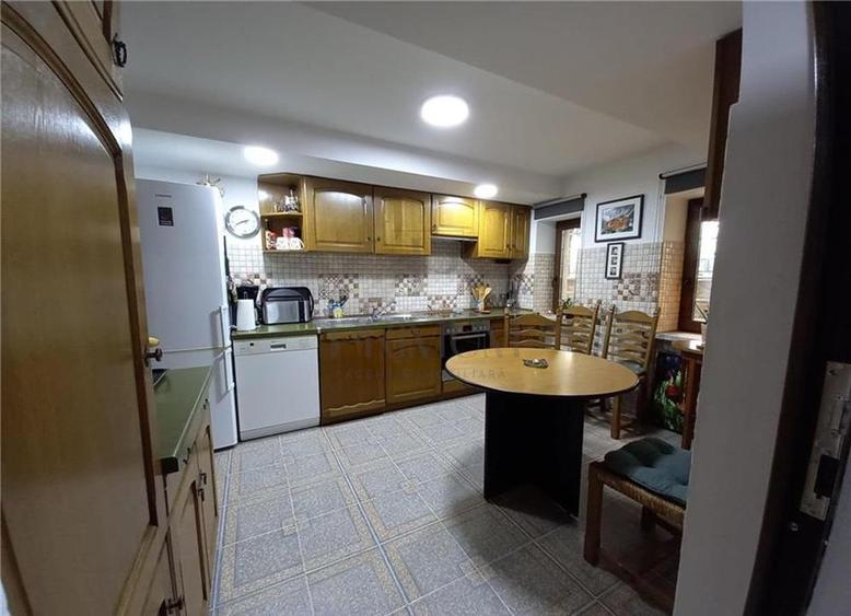 Apartament cu 3 camere decomandat, mobilat în Central