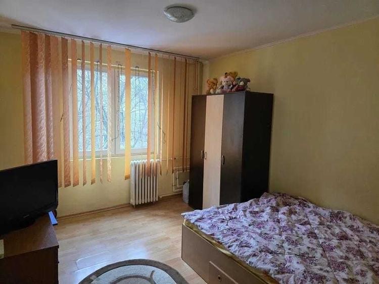 Apartament cu 3 camere semidecomandat în Crângași