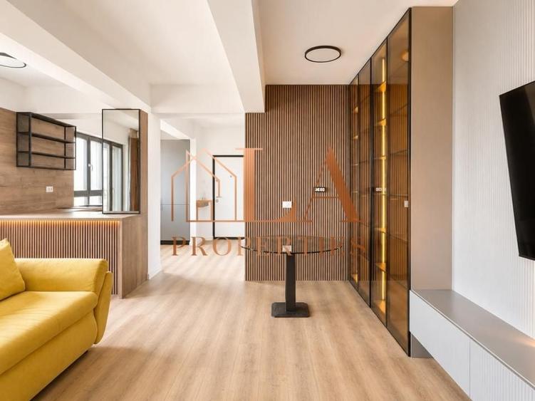 Penthouse cu 3 camere decomandat în Sud-Vest