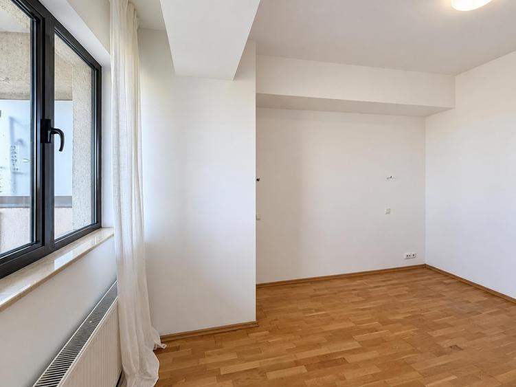 Apartament cu 3 camere semidecomandat, mobilat în Pipera