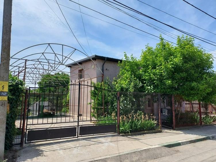 Casă individuală cu 4 camere cu Garaj în Lazu