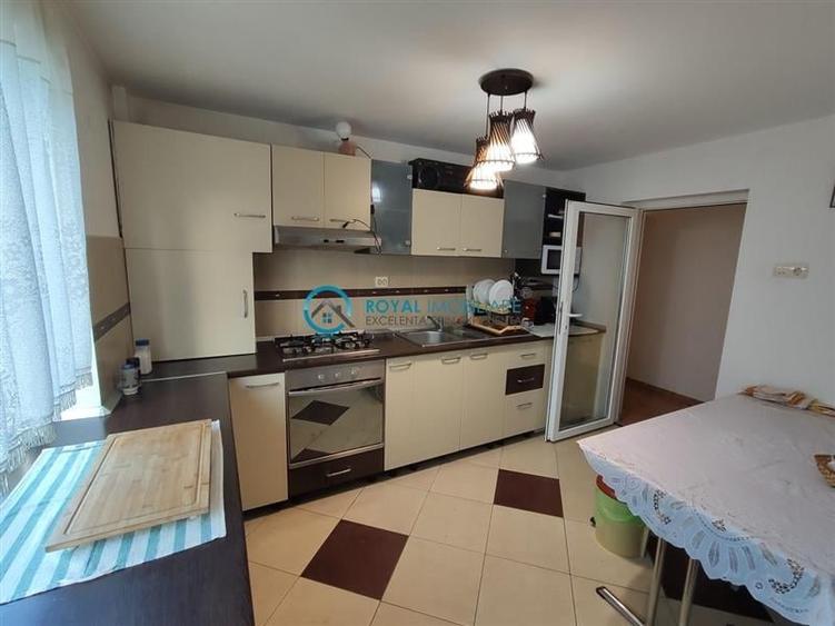 Casă individuală cu 6 camere cu Teren 80 Mp în Central