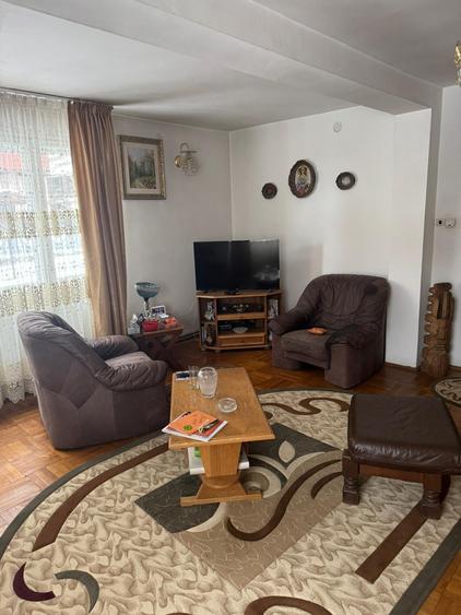 Casă individuală cu 9 camere cu Canalizare în Bran
