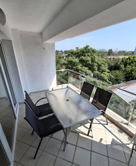 Apartament cu 3 camere semidecomandat în 1 Mai