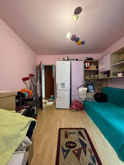 Apartament cu 4 camere semidecomandat, mobilat în Sebastian