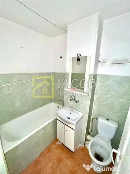 Apartament cu 3 camere semidecomandat în Milcov