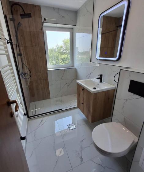 Apartament cu 3 camere semidecomandat în 1 Mai