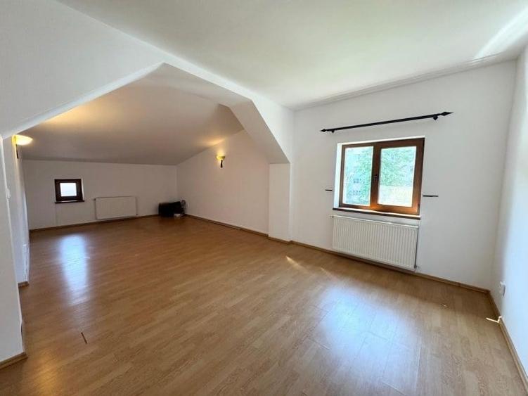 Casă cu 8 camere cu Teren 250 Mp în Tei
