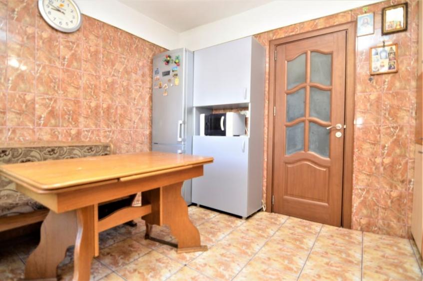 Apartament cu 3 camere decomandat, mobilat în Vitan
