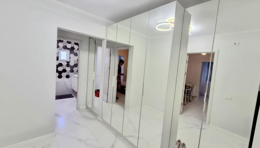 Apartament cu 2 camere decomandat, mobilat în Casa de Cultură