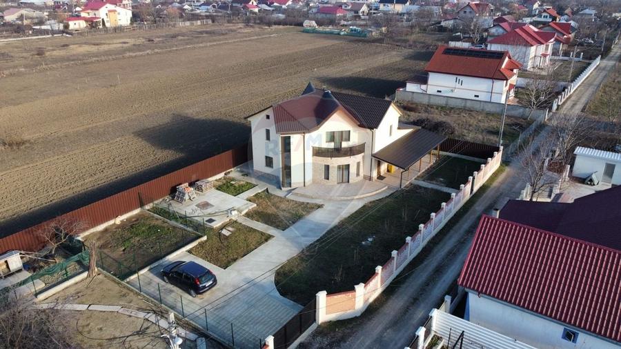 Casă individuală cu 5 camere cu Canalizare în Golești