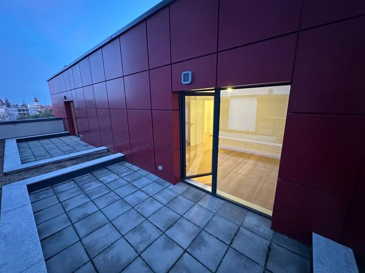 Apartament cu 3 camere decomandat, mobilat în Central