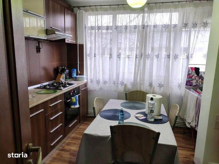 Apartament cu 3 camere semidecomandat în Craiovița Nouă
