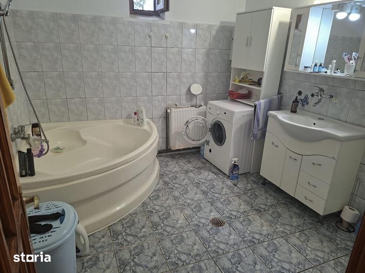 Casă cu 10 camere cu Teren 1200 Mp în Bucov