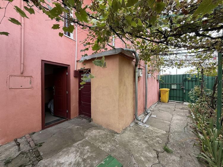 Apartament cu 4 camere semidecomandat, mobilat în Prelungirea Ferentari