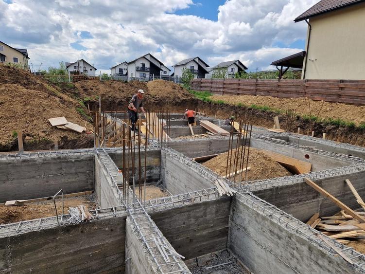 Teren Construcții intravilan de 1000 mp, în Valea Adâncă
