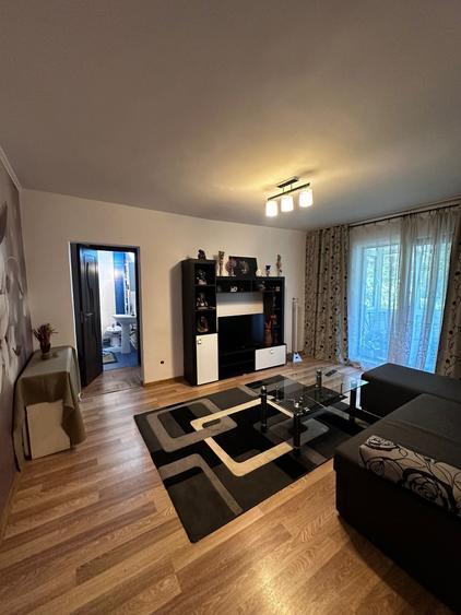 Apartament cu 3 camere semidecomandat în Alexandru cel Bun