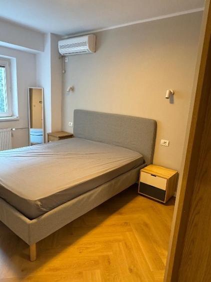Apartament cu 3 camere semidecomandat, mobilat în P-ța Victoriei