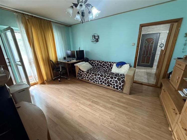 Apartament cu 2 camere semidecomandat în Mioriței