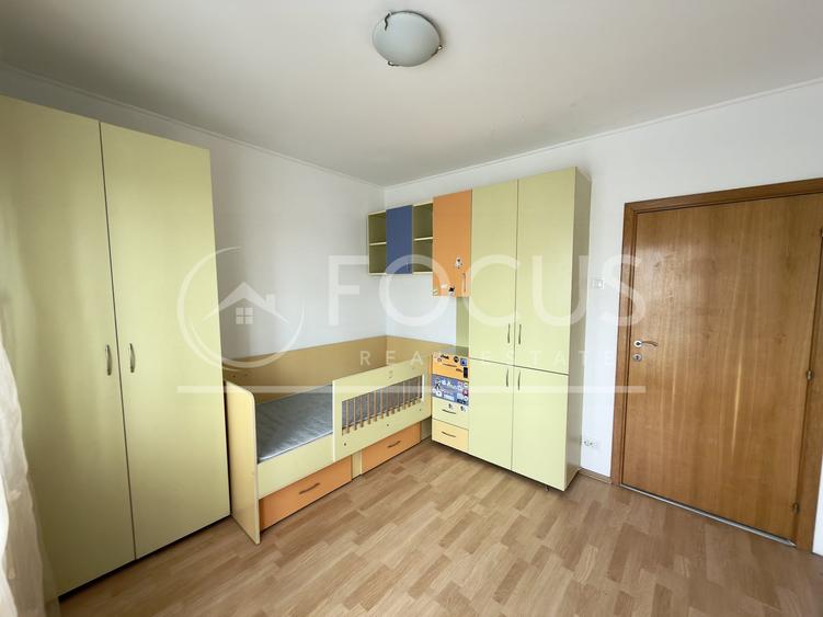 Apartament cu 3 camere semidecomandat, mobilat în Tei