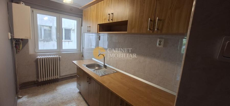 Apartament cu 3 camere semidecomandat în Piața Unirii