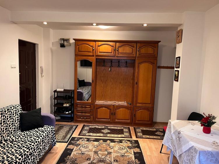 Apartament cu 3 camere semidecomandat în Mărăști