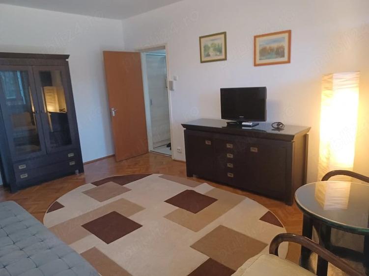 Apartament cu 3 camere semidecomandat în Centrul Civic