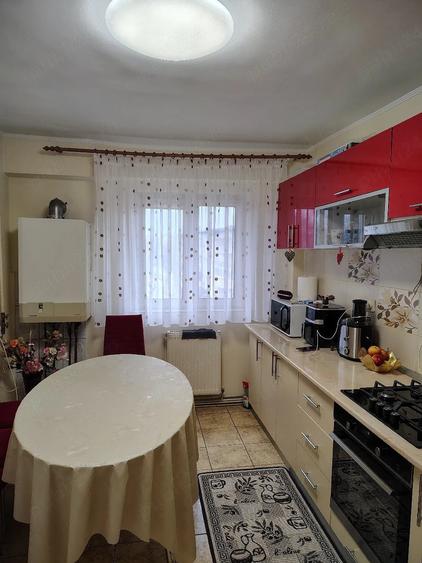 Apartament cu 3 camere decomandat în Est