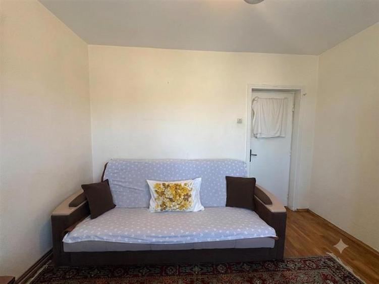 Apartament cu 3 camere semidecomandat în Podu Roș