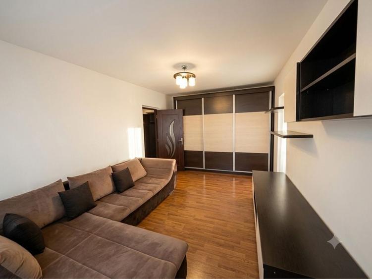 Apartament cu 3 camere decomandat, mobilat în Vitan