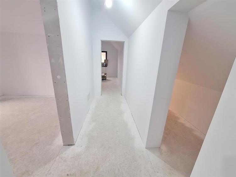 Casă individuală cu 5 camere cu Teren 550 Mp în 9 Mai