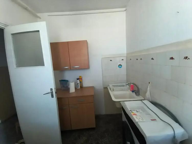 Apartament cu 2 camere semidecomandat, mobilat în 1 Mai