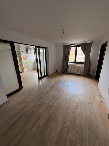 Apartament cu 4 camere decomandat în Crângași