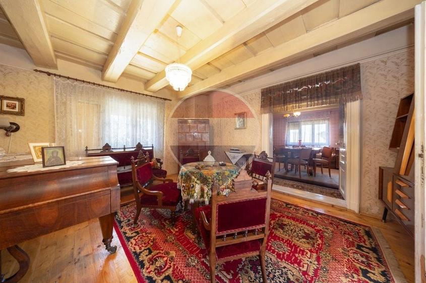 Casă individuală cu 6 camere cu Teren 1900 Mp în Central