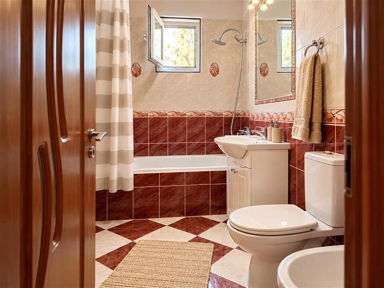 Apartament cu 3 camere decomandat, mobilat în Central