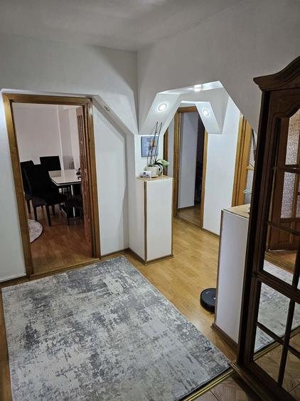 Apartament cu 3 camere decomandat în Central