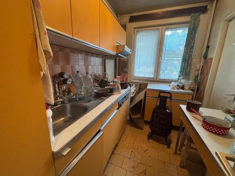 Apartament cu 3 camere semidecomandat în Gara de Nord