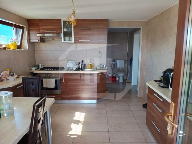 Casă individuală cu 6 camere cu Canalizare în Borhanci