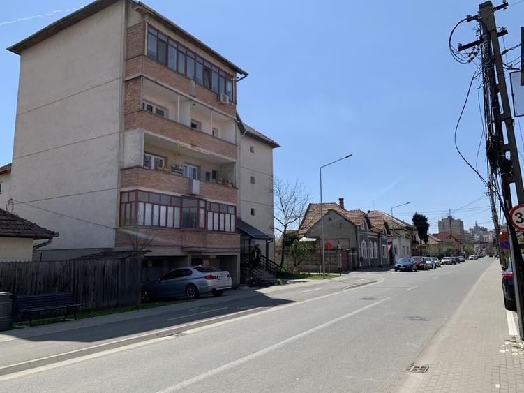 Apartament cu 3 camere decomandat în Cetate