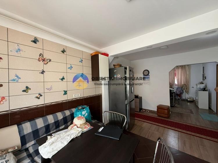 Apartament cu 4 camere semidecomandat în Precista