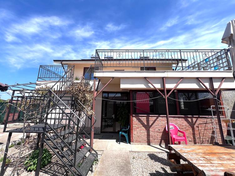 Casă cu 8 camere cu Teren 400 Mp în Central