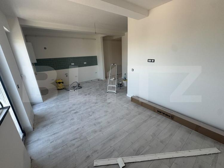 Apartament cu 3 camere semidecomandat în Rediu