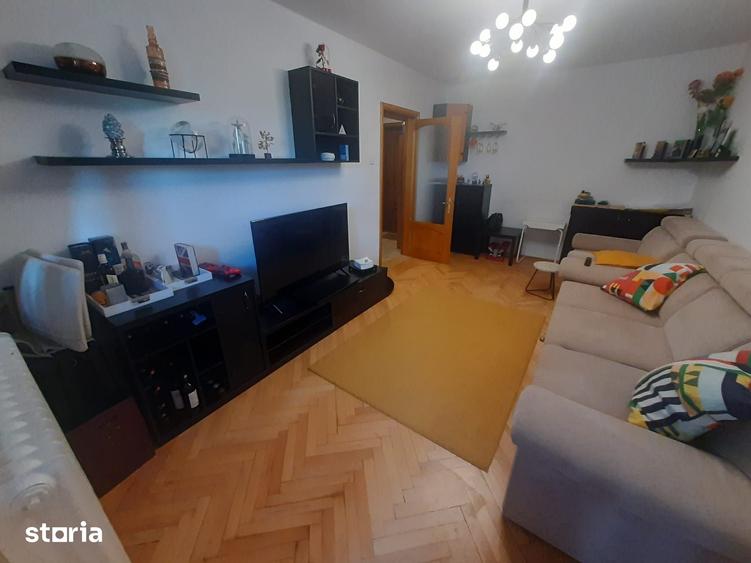 Apartament cu 3 camere decomandat în Drumul Taberei