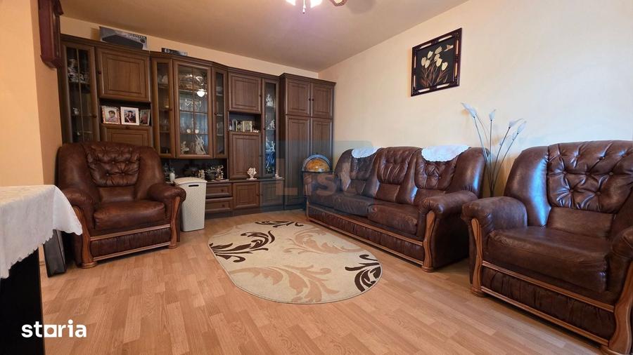 Apartament cu 3 camere decomandat în Est