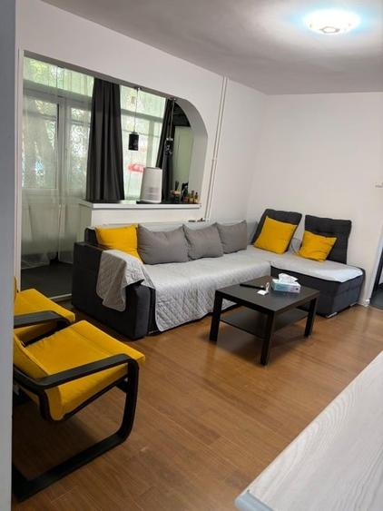 Apartament cu 3 camere semidecomandat, mobilat în Alexandru Obregia