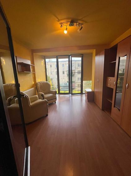 Apartament cu 3 camere semidecomandat în Decebal