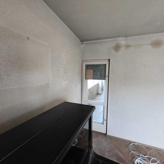 Apartament cu 3 camere decomandat în Barbu Văcărescu