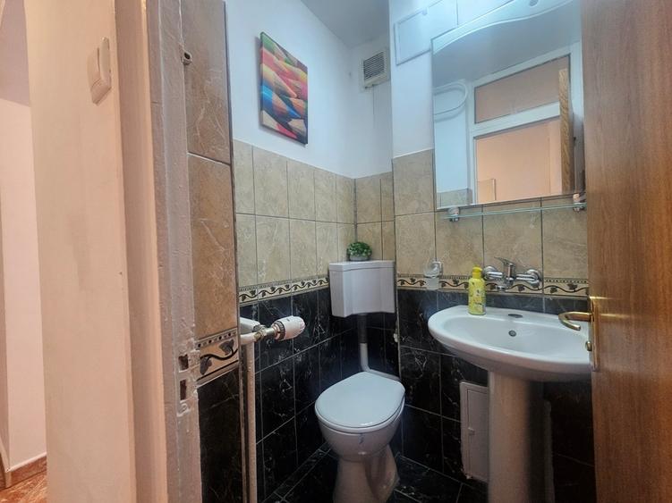 Apartament cu 3 camere decomandat, mobilat în P-ța Victoriei